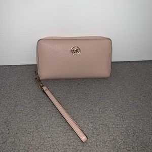 MICHAEL KORS Wristlet